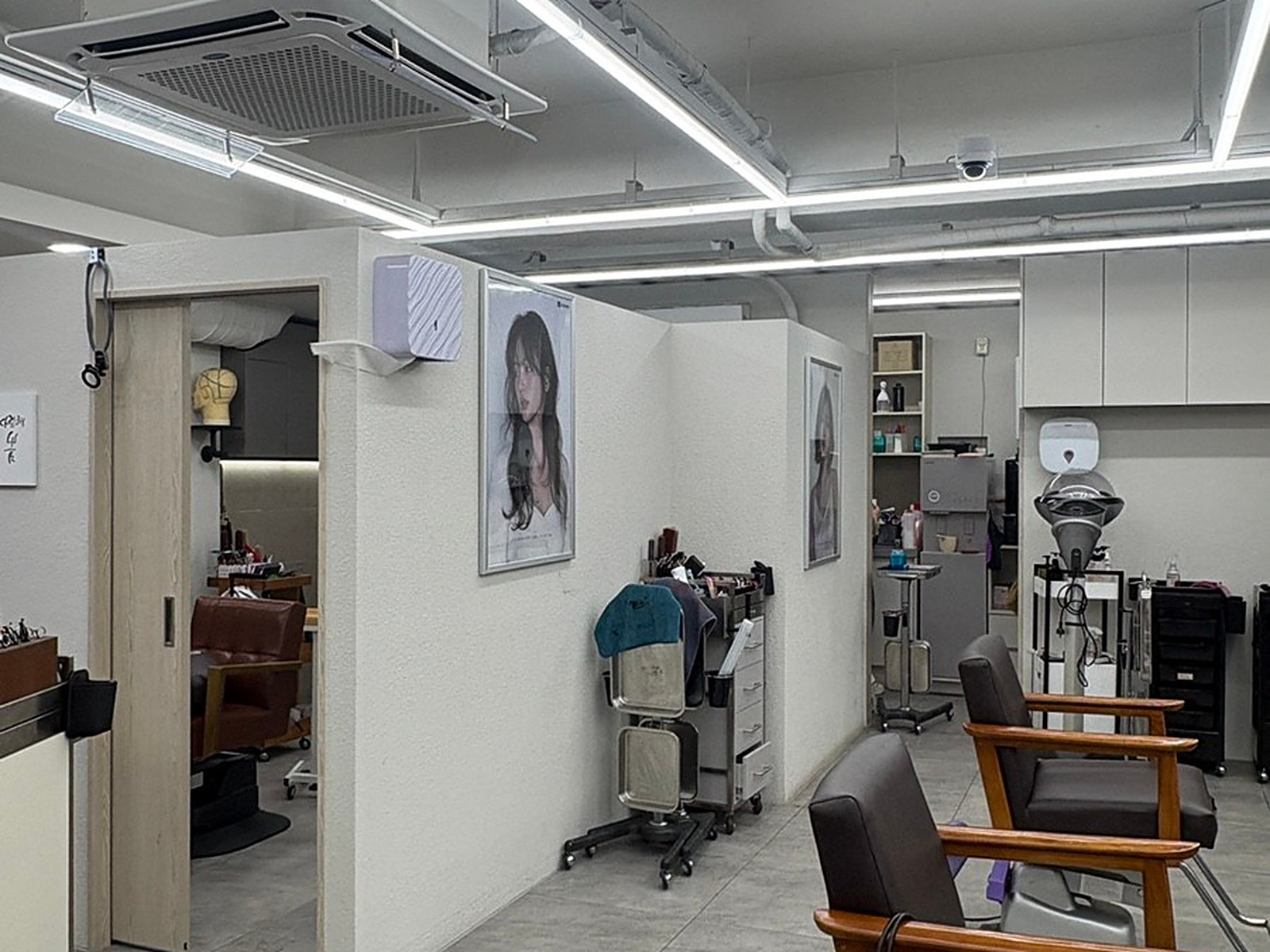 ソウル・千戸駅の美容室 RIAHN Hair Cheonho Station 店舗 - 施術席と奥のスペース